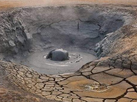 行走的泥浆间歇泉泥浆不断,正以每天20米的速度侵蚀人类生存空间