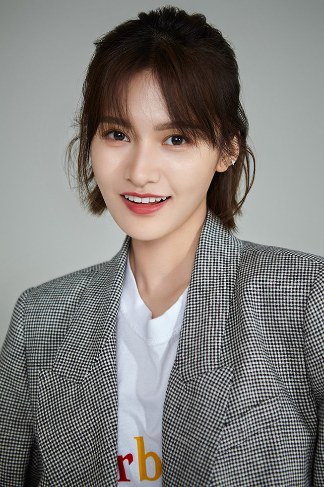 近日,演员王美人曝光一组复古质感写真,齐肩短发的她