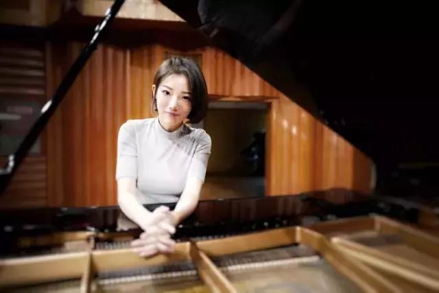 钢琴女孩梁瑶个人全新单曲线上发行三首原创展现流行钢琴新方向
