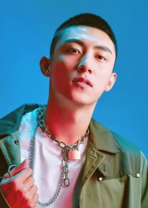 这次朱郑挺的新发型非常适合大众的口味.