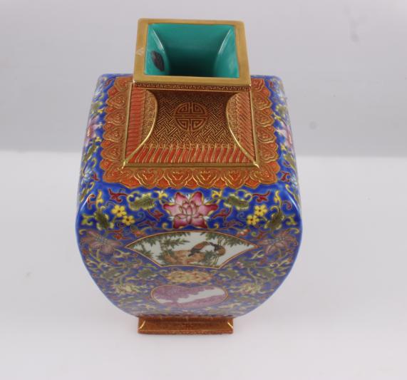 乾隆御制—珐琅彩人物故事纹莱菔瓶