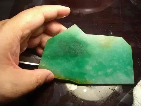 估值100万的石头,一刀切开