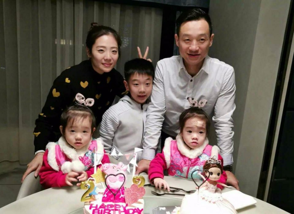 杨威一家出镜为双胞胎女儿庆生,妹妹额头受伤,一家子的单眼皮
