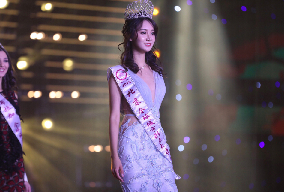 世界小姐李珮姗亮相西安国际时尚周迪玛希汪涵同台