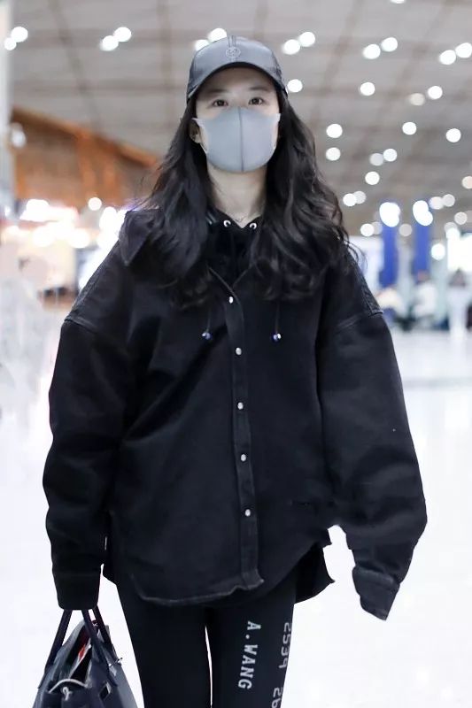 全黑素颜现身机场,口罩扮神秘难掩刘亦菲好气质,天仙不是乱叫的