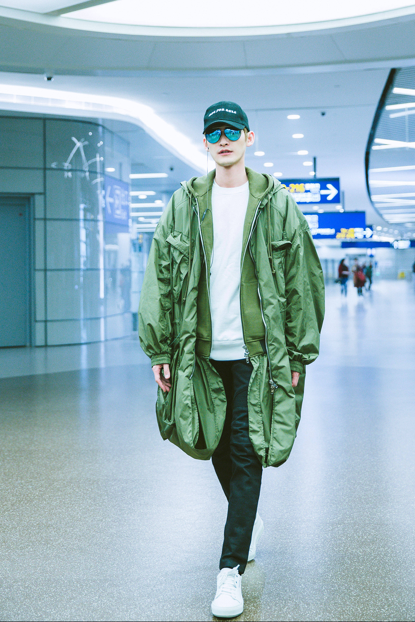 张翰潮装出镜,秒变长腿欧巴,看这打扮好像来自异时空的帅哥哟!