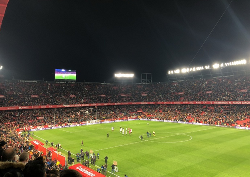 劳逸结合!国足集训队现场观看国王杯巴萨对塞维利亚