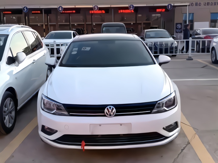 白色大众凌渡 干净纯洁