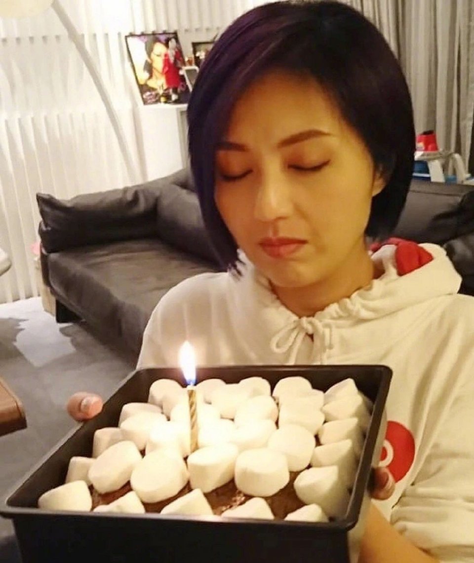 杨千嬅过45岁生日儿子送惊喜6岁小丁手捧蛋糕祝妈妈生日快乐