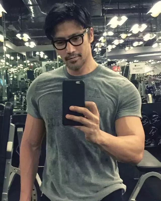 52岁肌肉大叔上《快乐大本营》了,看完让人好想谈恋爱!