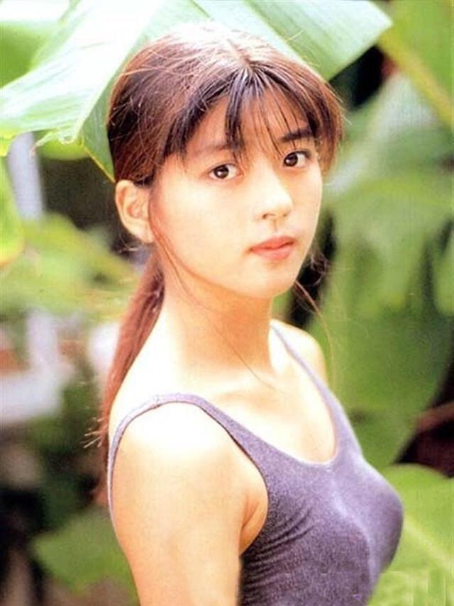 是日本的"玉女"女神,当时出道是因为她姐姐是日本著名巨星中山美穗,于