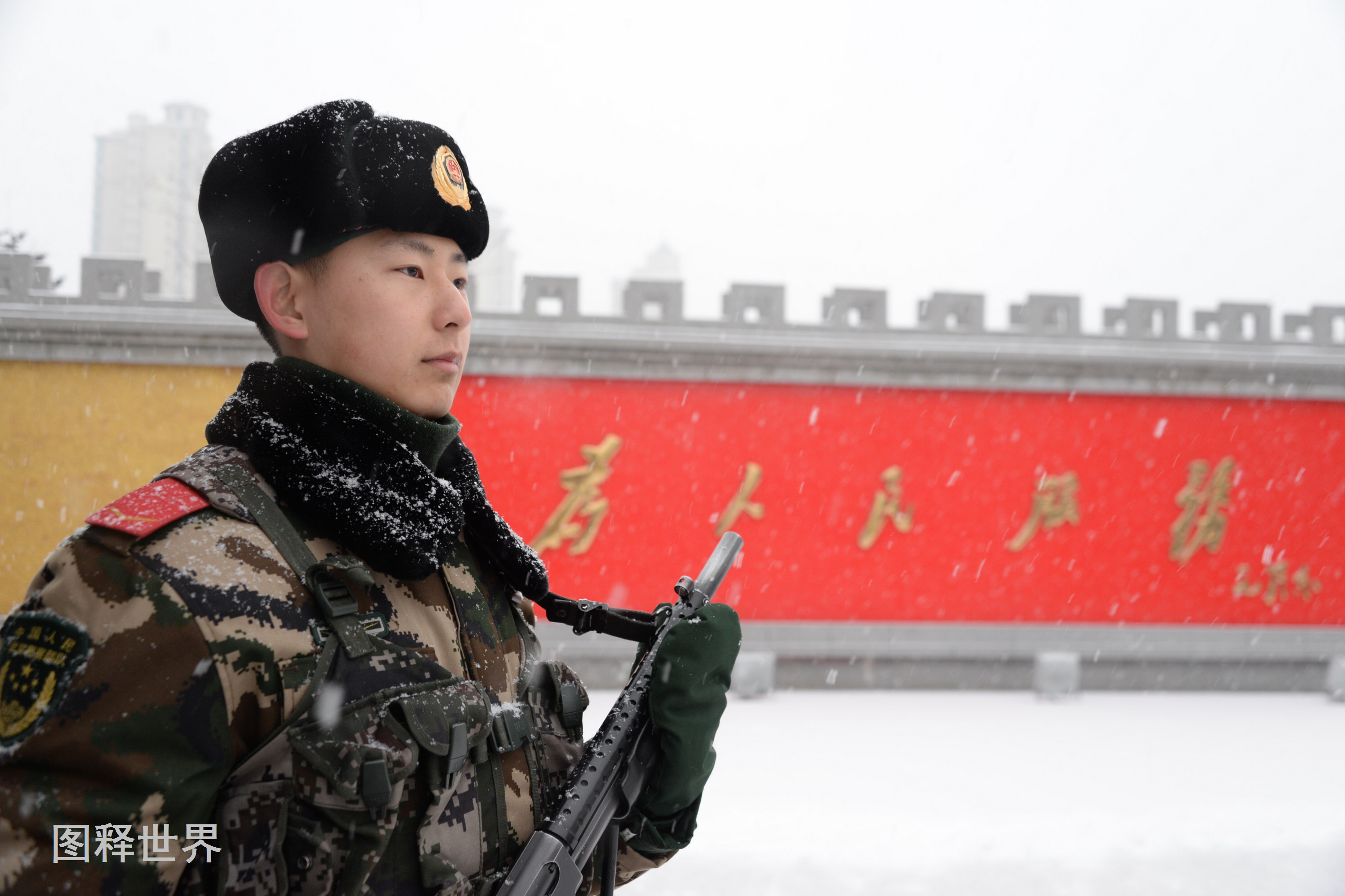 节后第一场瑞雪降临辽宁致敬最美雪中武警哨兵