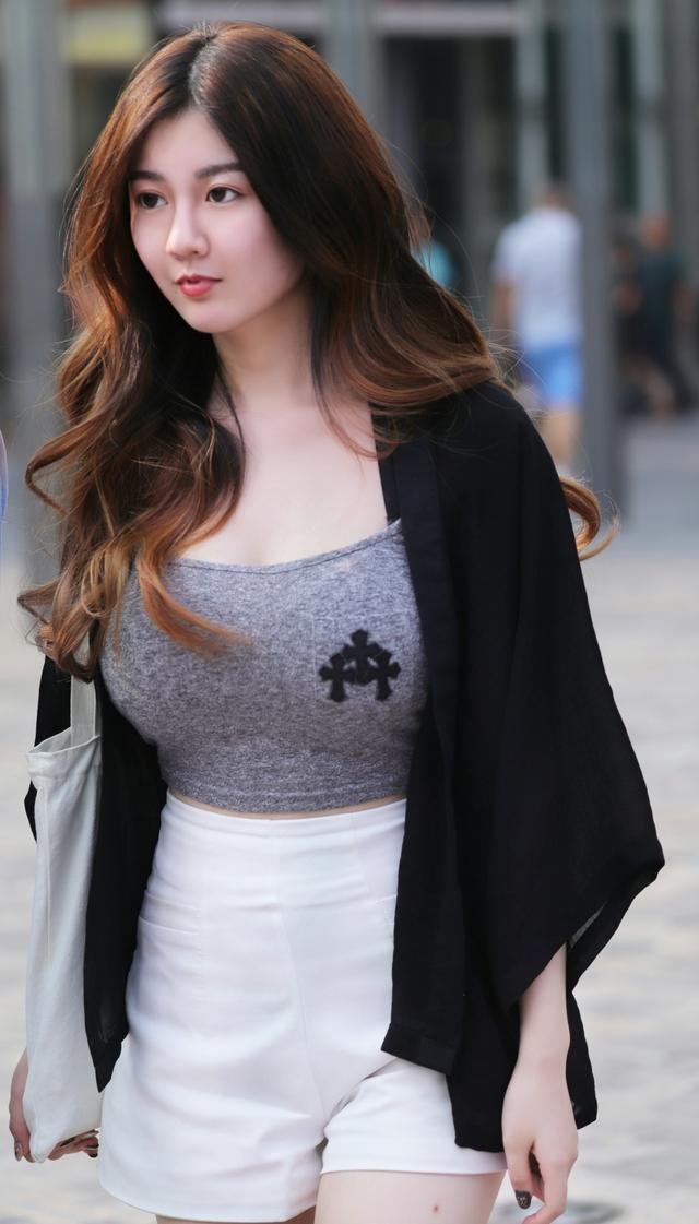 街拍:邂逅一枚时尚风韵,身材可人的小姐姐