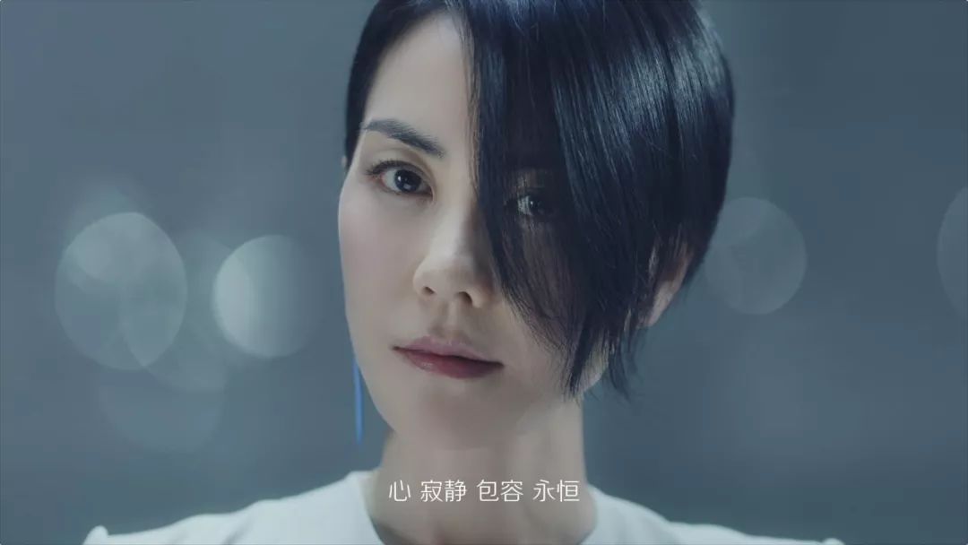 王菲曾创作歌曲《香奈儿,为何她却不关心老佛爷的去世?