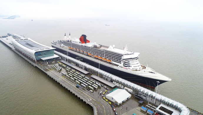 今天凌晨15万吨巨型邮轮玛丽女王2号停靠上海吴淞口