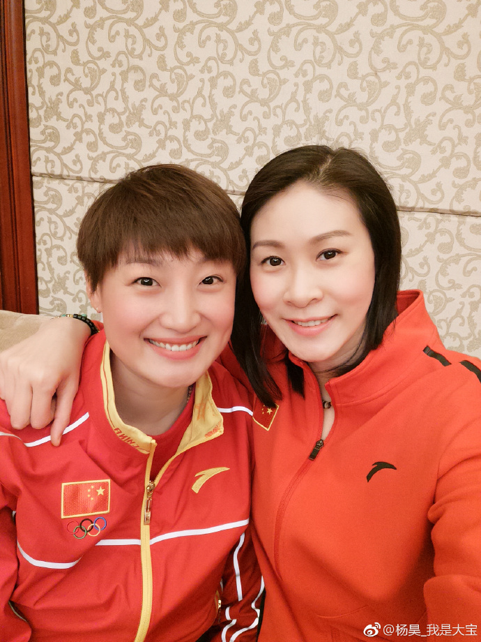 杨昊晒与赵蕊蕊合影是女排黄金一代功勋一个当教练一个成作家