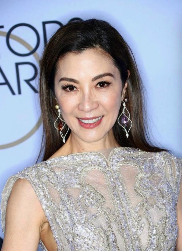 56岁杨紫琼为奥斯卡颁奖,笑容自信,被赞"美人在骨不在皮"!