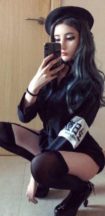 那个曾经背比谁都驼的她而爆火的网红李恩熙吗.