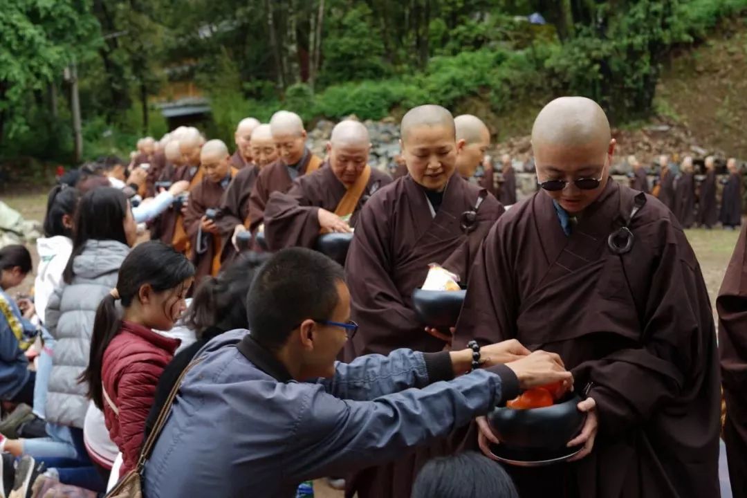 二月初八，乐至报国寺将举行剃度、托钵仪式，再现世尊时代佛教行仪__凤凰网