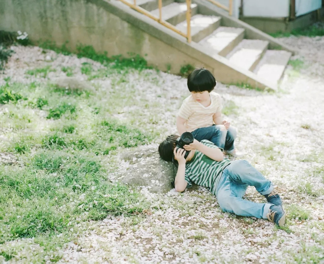 偷拍孩子近10年火爆ins！这组家庭写真秒杀所有网红摆拍_凤凰网旅游_凤凰网