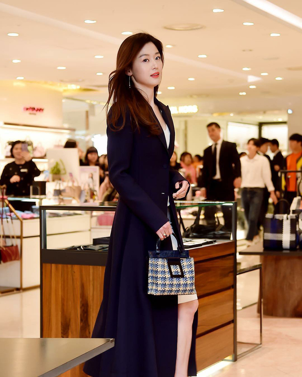 全智贤把普通工作服穿出了晚礼服的效果,走出走红毯一样的气场!