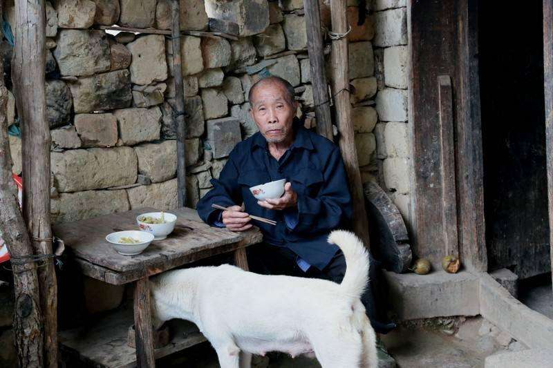 农村空巢老人离世几天竟没有人发现,子女都做了什么?__凤凰网