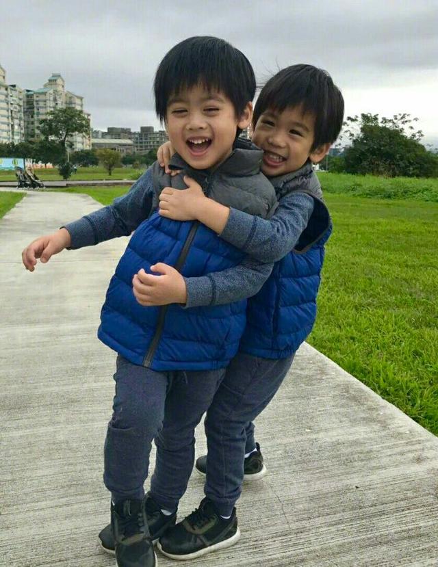 而近日,林志颖一反常态,居然在社交平台上晒出了kimi和老婆陈若仪的