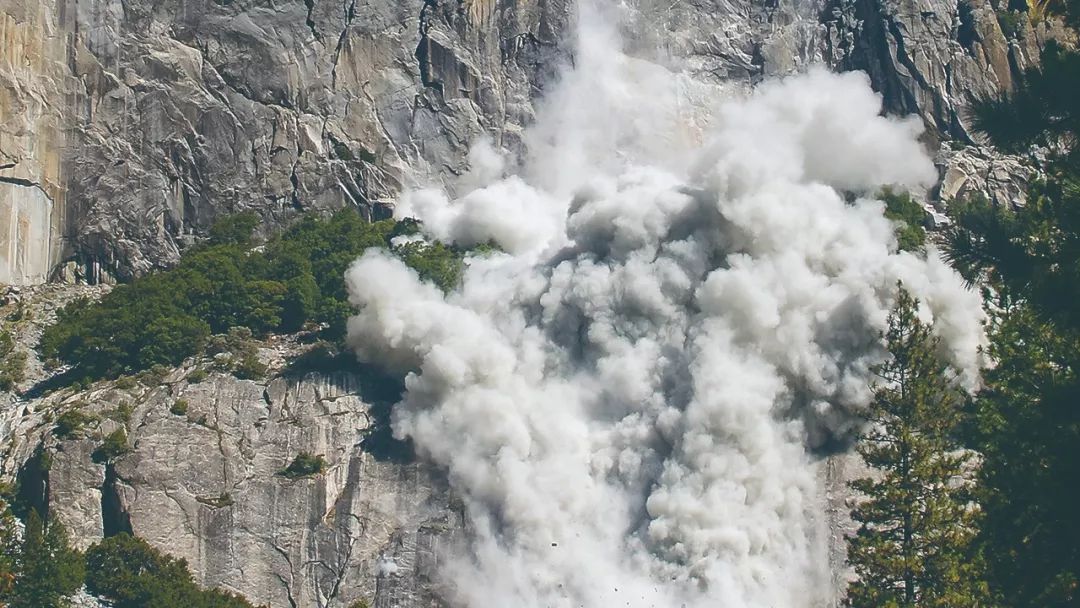 岩崩堪比核弹爆炸