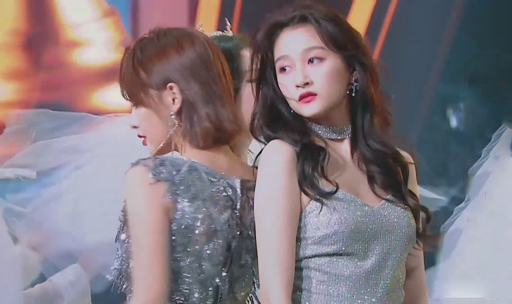 张嘉倪,关晓彤同穿短裙秀舞姿,成熟风情的关晓彤,get到她的美!