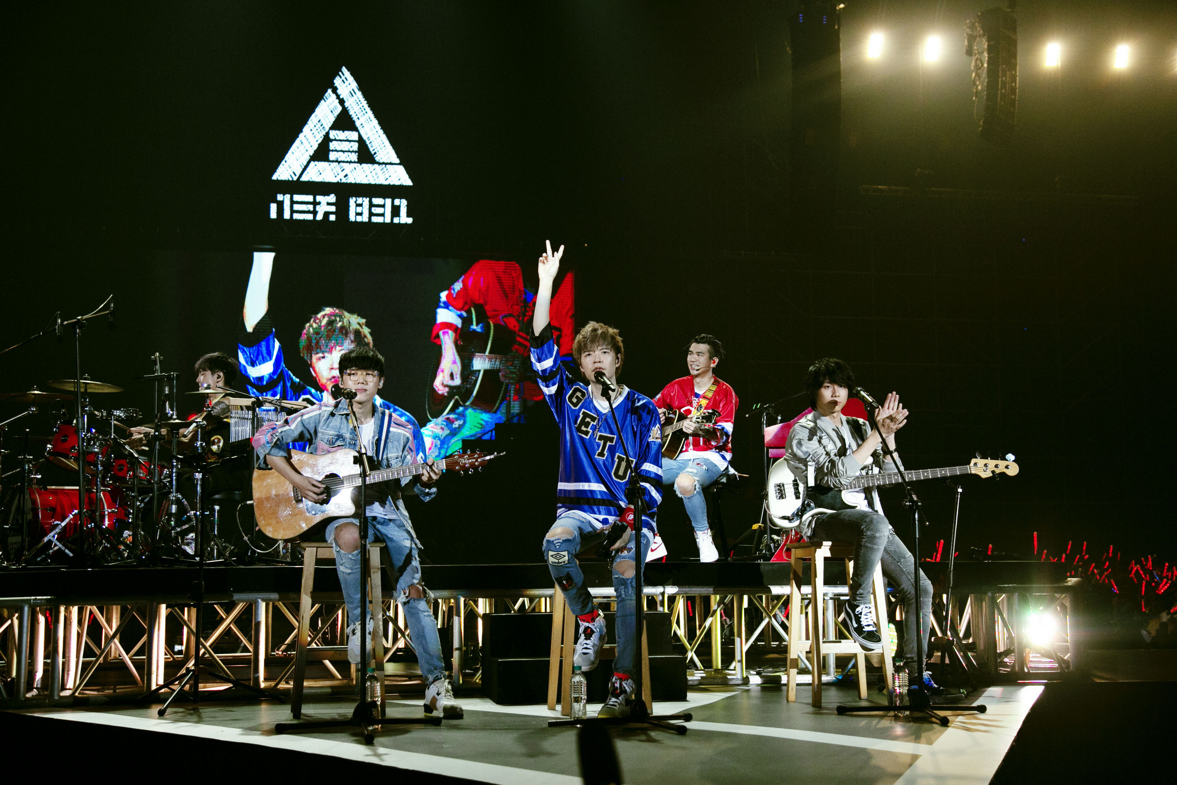 八三夭一事无成的伟大演唱会跳进万人高雄巨蛋神秘嘉宾周汤豪助攻high