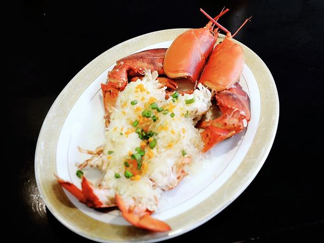 蒜蓉大龙虾 红红的大龙虾开背,配上白色的粉丝,蒜蓉清蒸.