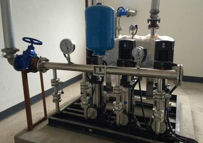 实现水压压力不够时,自动补充水压的连续加压供水模式,主要由水泵