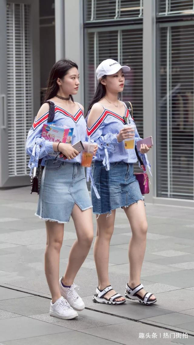 街拍闺蜜纯净与清新的白衬衫是青春也是清纯