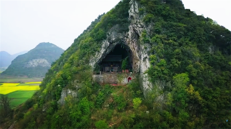 贵州大山发现一个拱形山洞,里面有座古老房屋,做什么用的?__凤凰网