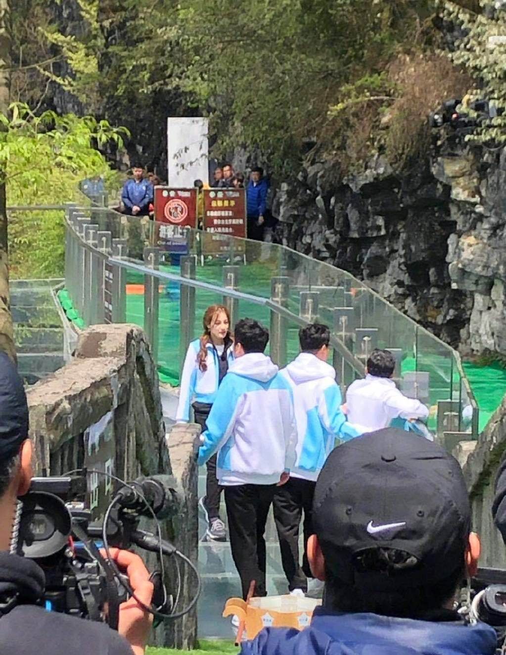 极限挑战重庆录制路透照曝光迪丽热巴罗志祥岳云鹏挑战蹦极