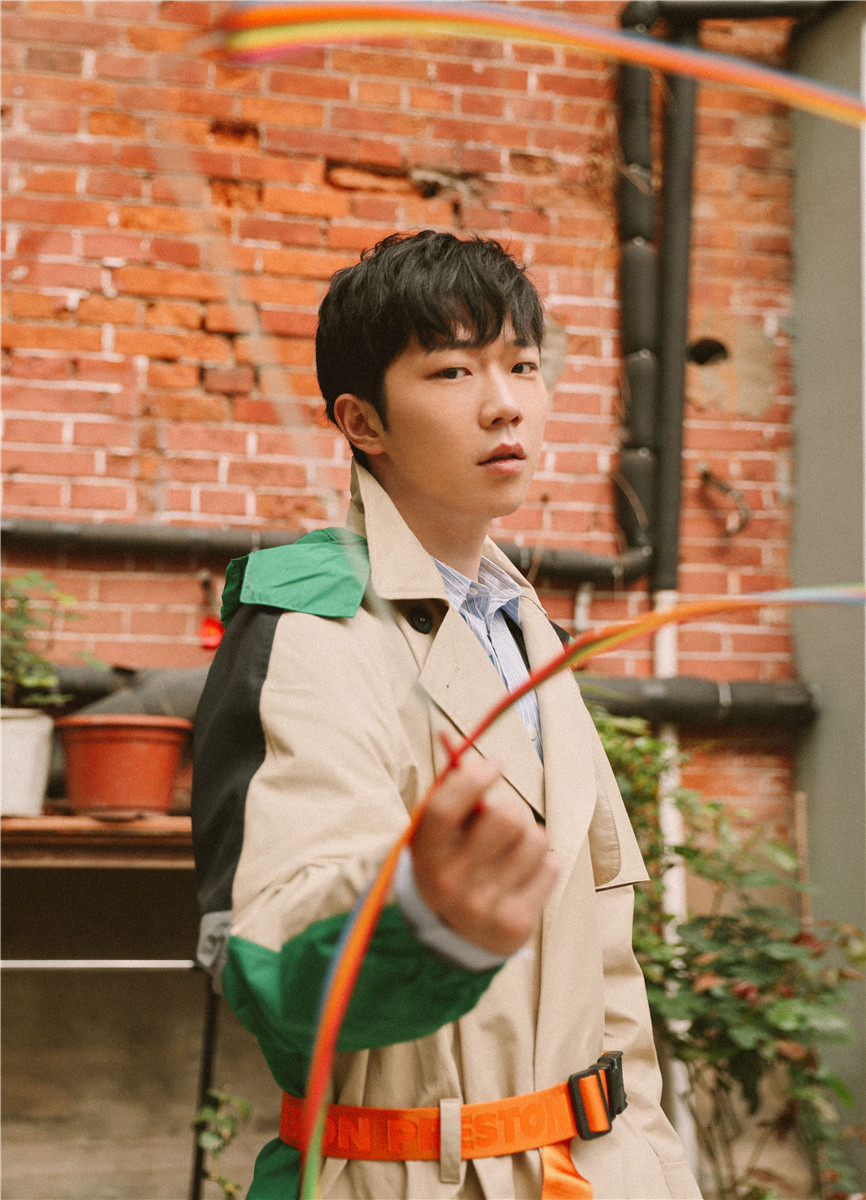 张亦驰曝光最新街拍,撞色风格展现随性青春__凤凰网