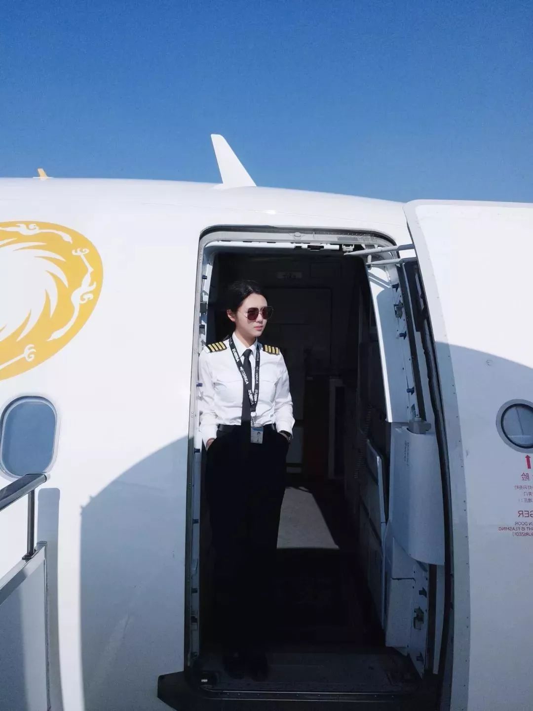 全球最年轻女机长90后中国女孩伍倩玉