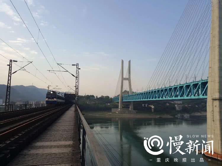 工务段小南海桥路检查工区,白沙沱长江大桥的退役仪式也在今天展开,多