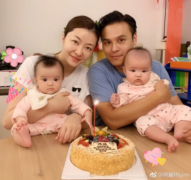 熊黛林郭可颂带双胞胎女儿游迪士尼夫妻一人抱一娃大撒幸福狗粮