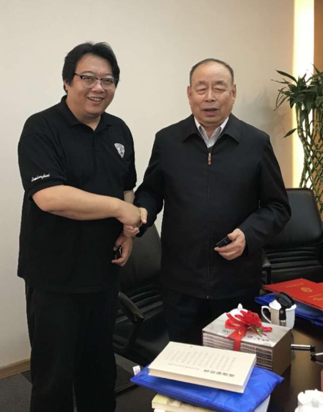 山西省原创音乐促进会会长聂云与中国诗词协会副会长武正国首发式上