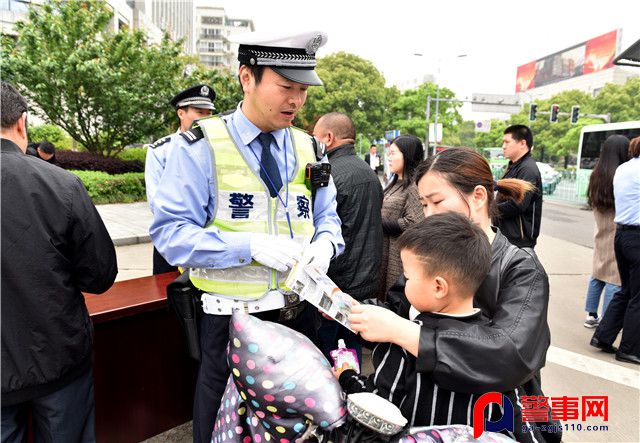 北仑交警在现场劝导骑电动自行车未戴头盔的市民要主动佩戴头盔并发放