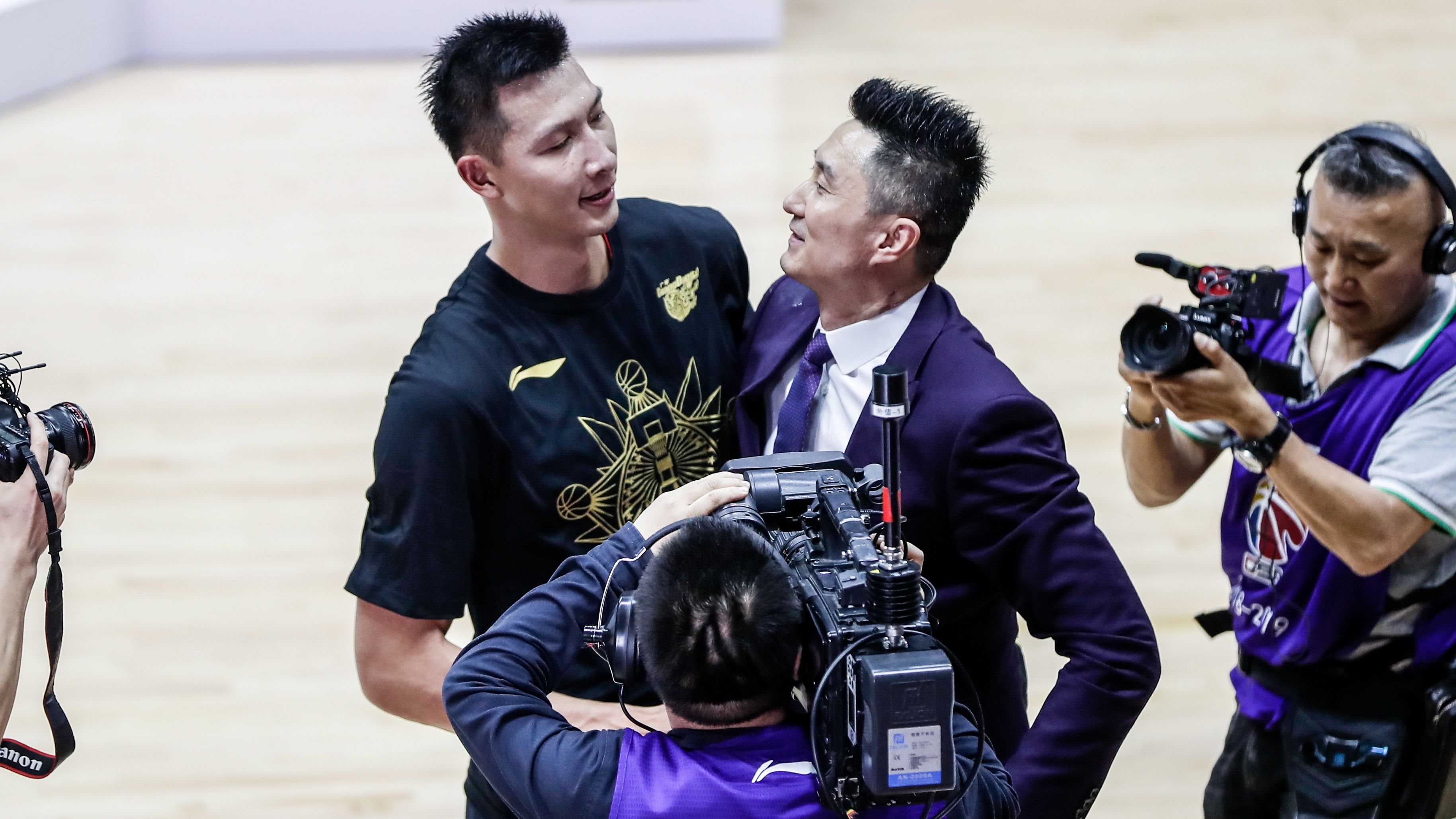 第三节“断电”仅得7分 中国男篮世预赛击败哈萨克斯坦_手机新浪网