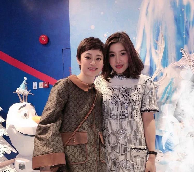 邓超女儿生日派对现场照,孙俪抱着女孩,合影温馨有爱!