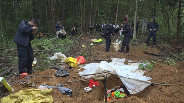 男子疑妻子有外遇仇恨在心将其杀害 杀人后自掘坟墓服毒自杀