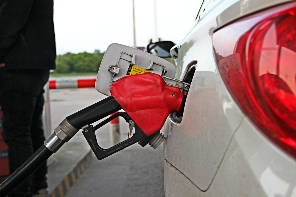 油价迎年内第二跌 车主加满一箱油少花约3元
