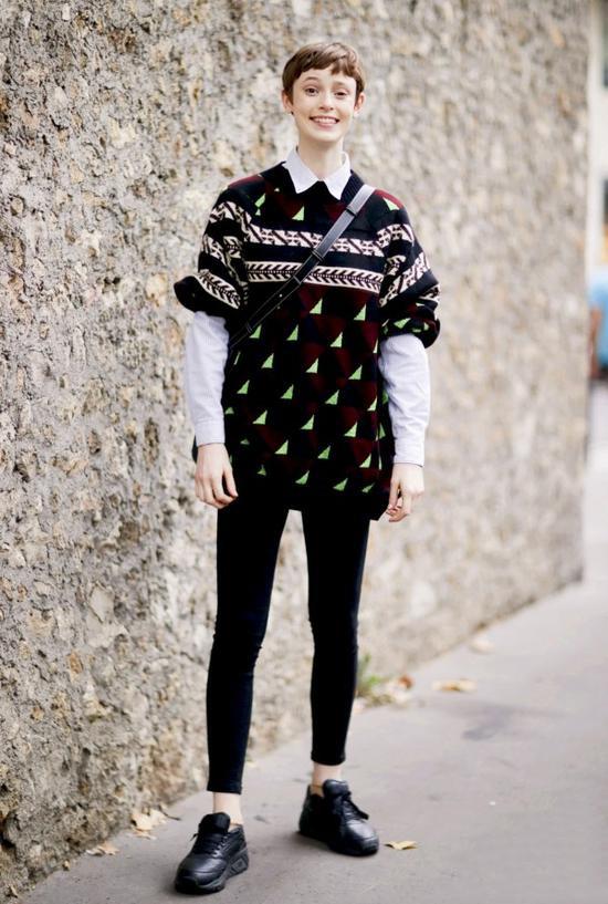 短袖里套长袖的叠穿法,不但时髦有范,还能防晒也是绝了