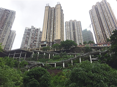 近日,渝中区下肖家湾公园再上热搜,登上腾讯新闻的头条,新闻中形容"这