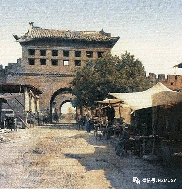 中国最早的彩色照片1912年由法国摄影家阿尔伯特卡恩拍摄