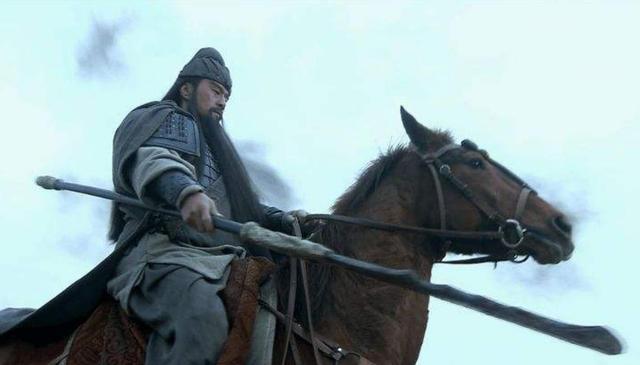 关羽一刀秒杀颜良为何要倒提青龙刀?只因这四大优势