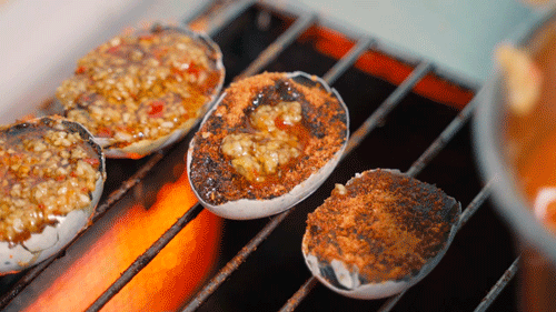 烤皮蛋与平常的皮蛋最大的区别就是吃起来会更香,也非常入味, 这可是